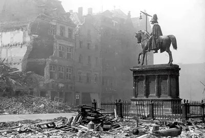 elady1989 - Rynek we Wrocławiu w maju 1945 r., a na tym rynku pomnik króla pru­skiego...