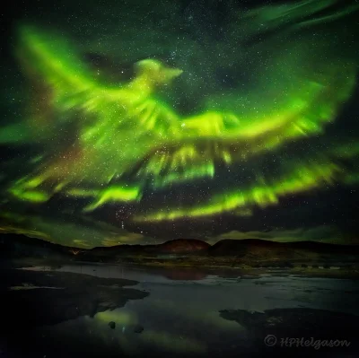 Kerykejon - Zorza polarna w kształcie feniksa nad Helgafell w Islandii.
Wyk.Hallgrim...