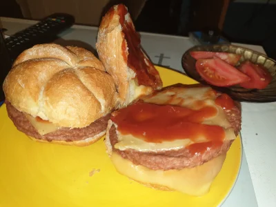 G.....r - Matka mi hamburgery na kolacje zrobiła.
#przegryw