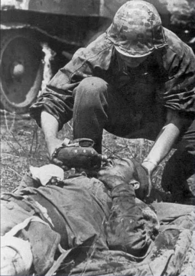 Galgann - Żołnierz Waffen SS podaje wodę rannemu radzieckiemu jeńcowi. Jak dla mnie t...