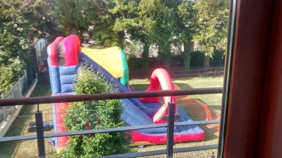 r.....t - ...patrzę przez okno a tam bouncy castle w szkole obok.



#irlandia #czasd...