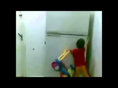 duckar - A ten dzieciak trzyma zabawki na lodówce: