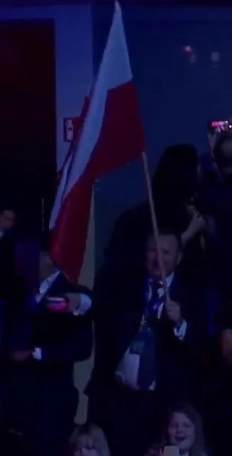 yechu - Piękny widok prawdziwego Polaka Kurskiego, trzymającego flagę Polski oraz sma...