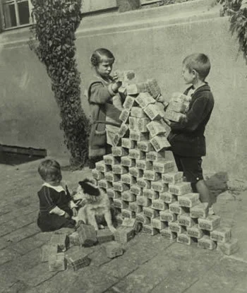 stahs - Hiperinflacja w Niemczech, dzieci bawią się paczkami banknotów: