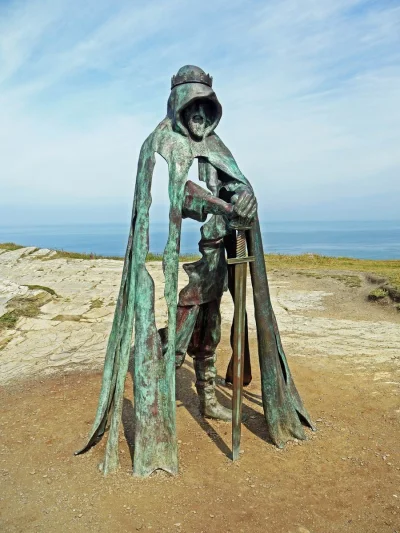 A.....1 - Posąg króla Artura na szczycie klifu w Tintagel, Kornwalia, Anglia.

#cie...