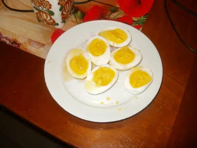 anonymous_derp - Poźna mini-kolacja: Trzy jajka na twardo, z masłem klarowanym, sól.
...