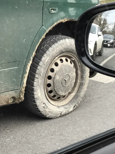 michalj85 - Popękana opona w dostawczaku. Takie samochody jeżdżą po Polsce.