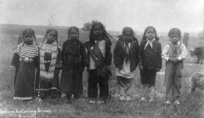 l-da - Mali Indianie przed pójściem do szkoły, 1897 rok
#ludzie #historia #narody #I...