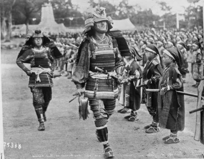 brusilow12 - Przyszły król brytyjski Edward VIII ubrany w samurajską zbroję w trakcie...