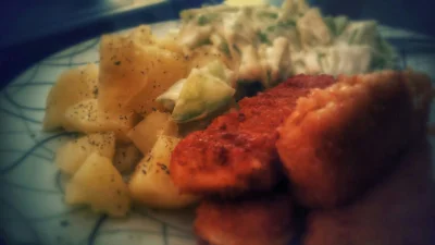 juzniepije - Typowo polacki obiad #wege 
ziemniaki, mizeria i paluszki rybne 
xD 
#ob...