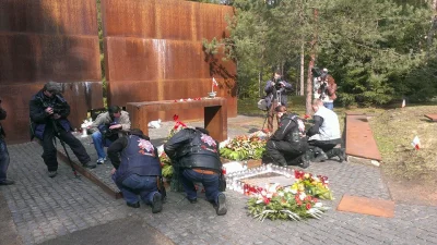 n.....c - Motocykliści z Nocnych Wilków dotarli do Katynia, gdzie złożyli kwiaty i za...