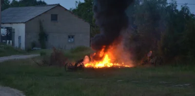 Czechux - Nikt nie kupił opon od 5 lat.. więc zrobiłem ognisko o 5 rano komu kiełbask...