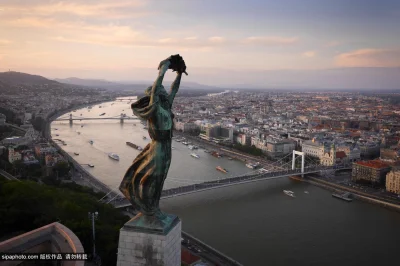 ColdMary6100 - Pomnik Wolności majestatycznie górujący nad Budapesztem o zachodzie Sł...