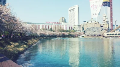 Goyangi - @ColdMary6100: Tak, to wieża parku rozrywki Lotte World, najpopularniejszej...