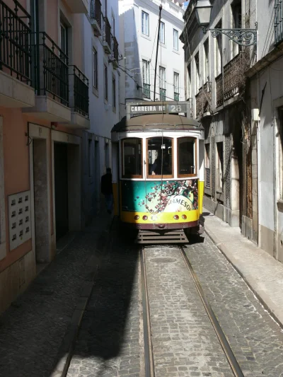 babisuk - #tramwaje w #lizbona #portugalia tak sobie śmigają po mieście. 

Inne zdjęc...