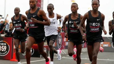 vad22 - Eliud Kipchoge właśnie przebiegł maraton w 1 godzinę 59 minut i 40 sekund :o ...