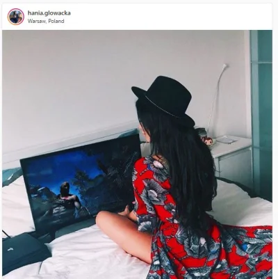 t.....y - czyli tak teraz grają instagramowe "laleczki"

tv i konsola na łóżku + o-...