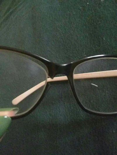 MrFruu - Siostrze połamały się okulary, na dolnej obręczy szkła. Da się to skleić? Ja...