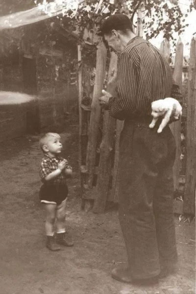 n.....t - Kilka sekund przed szczęściem ~1955 
#psy #fotografia #dzieci #cosslodkieg...