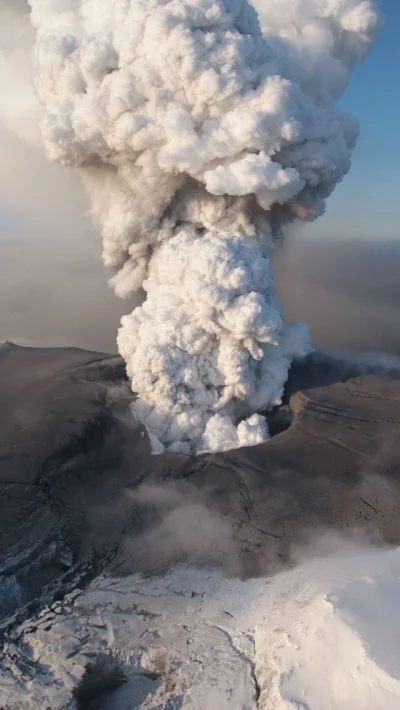 ColdMary6100 - Erupcja wulkanu Eyjafjallajokull na lodowcu o tej samej nazwie na Isla...