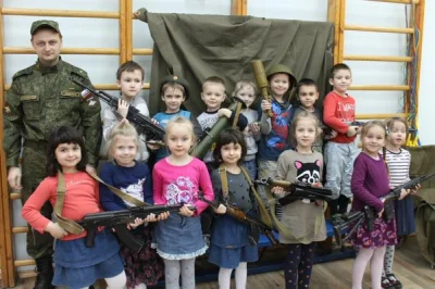 Almodovar - Tak wyglądają zajęcia dla przedszkolaków w Rosji.

#ukraina #rosja #cie...