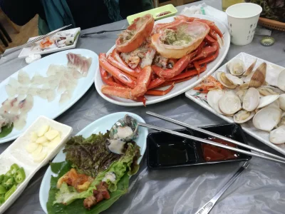 KrolWlosowzNosa - #korea zachwyca kuchnią. Tutaj dwa kraby śnieżne, ślimaki, krewetk,...