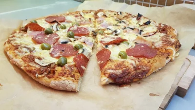 bocianxd - #pizza domowa gotowa, częstujcie się ( ͡° ͜ʖ ͡°)

szynka trochę przyjarana...