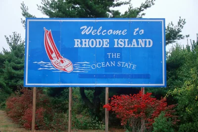 mateusza - Rhode Island to stan w USA, więc nie w "porcie na Rhodes Island", tylko w ...