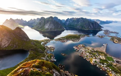 B4loco - Reine – wioska rybacka położona na wyspie Moskenesøya w norweskim archipelag...