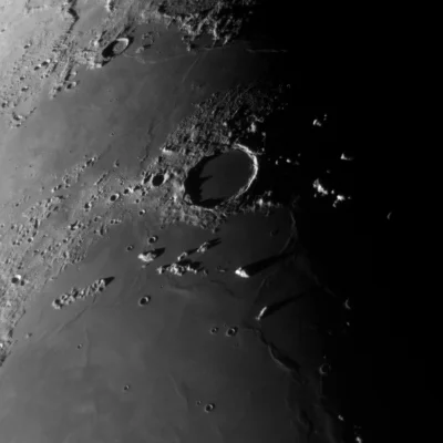 namrab - Księżycowy krater Platon i znajdujące się na południe od niego samotne góry ...