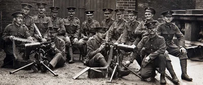 s.....w - Drużyna karabinów maszynowych Irish Guards w 1914 roku. Żaden z żołnierzy p...