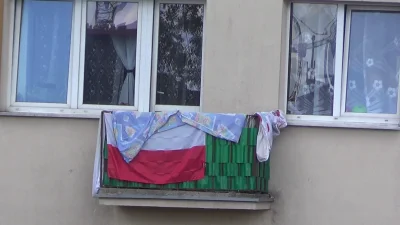 A.....o - Tam mieszkają jacyś nienormalni ludzie. Co raz to spojrzę, to flagę Polski ...