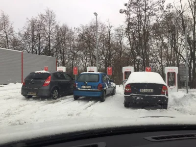 teslablogpl - Darmowa stacja ładowania Supercharger w Katowicach cieszy się popularno...