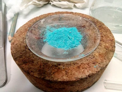 KubaGrom - Zasadowy węglan miedzi (azuryt/malachit) z laboratorium.
https://nowaalch...