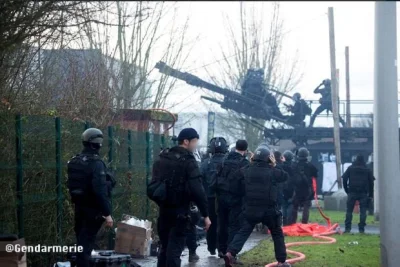 p.....e - Co to za maszyna na drugim planie?

#pytanie #francja #paryz #zamachwpary...