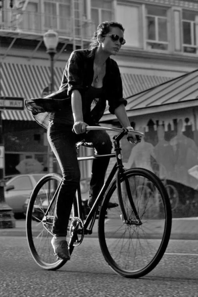 v.....r - #bikegirls #bikeboners #cyclechic #ladnapani