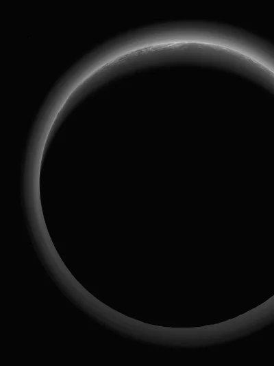 t.....m - Pluton nocą z widoczną mgiełką atmosfery podświetlaną przez promienie słońc...