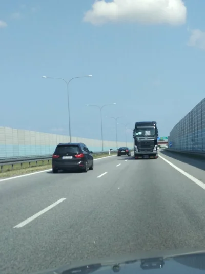 wujo17 - Ale jaja, jadę sobie autostradą a tu gość ciężarówka na wstecznym zapierdzie...