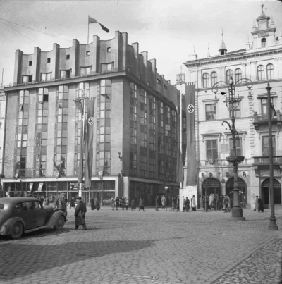 4tek - @saakaszi: warto zauważyć, że te "patriotyczne" galoty nie są ostentacyjnie wy...