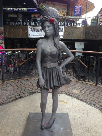 A.....h - Londyn, Camden. Nowo postawiony pomnik Amy Winehouse naturalnych wymiarow #...