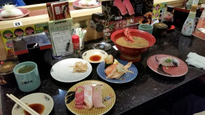 ama-japan - Ponownie czas na obiad tym razem fast food 

@Amelie: może być? 

#japoni...