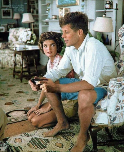 spamkiller - Jacqueline Onassis prosi Johna Kennedy'ego o kupno drugiego bezprzewodow...