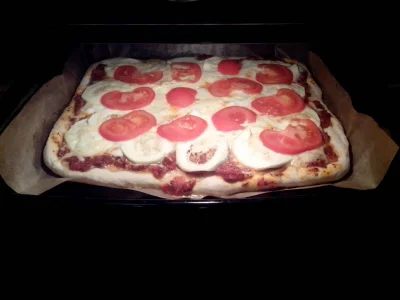 adzik7 - Pizza w trakcie pieczenia... Dzisiejsza wersja to Caprese... Czekam :)
#pizz...