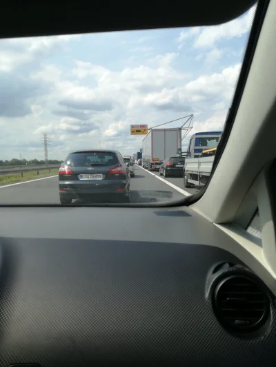 Gr1mek - Autostrada Gliwice Wroclaw A4, zablokowana przed bramkami. Wydupiła się cyst...
