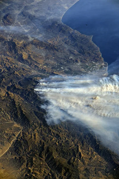robertoskit - Pożar lasów w Kaliforni, widok z pokładu #iss 

#pozar #las #usa #cie...