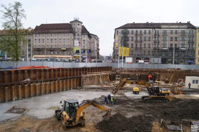 BartlomiejS - Budowlańcy w trakcie prac przy płycie fundamentowej podziemnego parking...