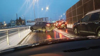 lubie-sernik - #krakow - Na Ruczaju był taki lód że co chwilę jakiś samochód kręcił s...