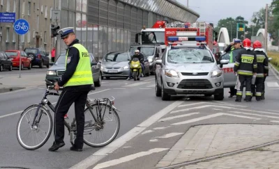 rzep - Policjant starający się odciągnąć uwagę roweru od wypadku, w którym uczestnicz...