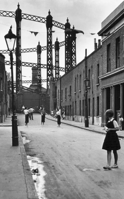 Hoverion - #fotografia #zdjecia #fotohistoria #anglia
fot. Wolf Suschitzky
East End...