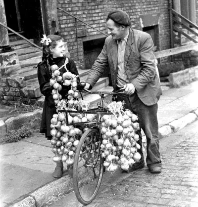brusilow12 - Angielski uliczny sprzedawca cebuli, 1960 r. 

#fotohistoria #cebula #...